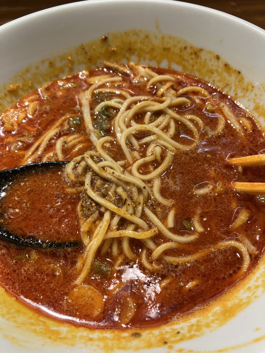 ZON88888888's tweet photo. 日本式の担々麺を思いつつ入ってたけど、意外とかなり成都でした！いや、成都よりおいしいと思う！(大辛は辛いと思う。成都人より https://t.co/zDp0QSyUgn