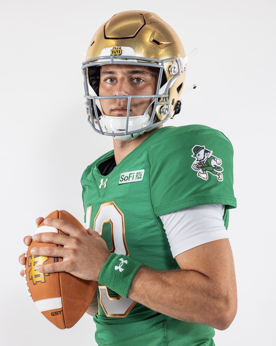 Insidetheirish's tweet photo. Notre Dame continues to innovate its uniforms with the new SoFi patch and football logo on the sleeve. #GoIrish ☘️

A new look. 👀

📸: @NDFootball https://t.co/lUrljYxAcg