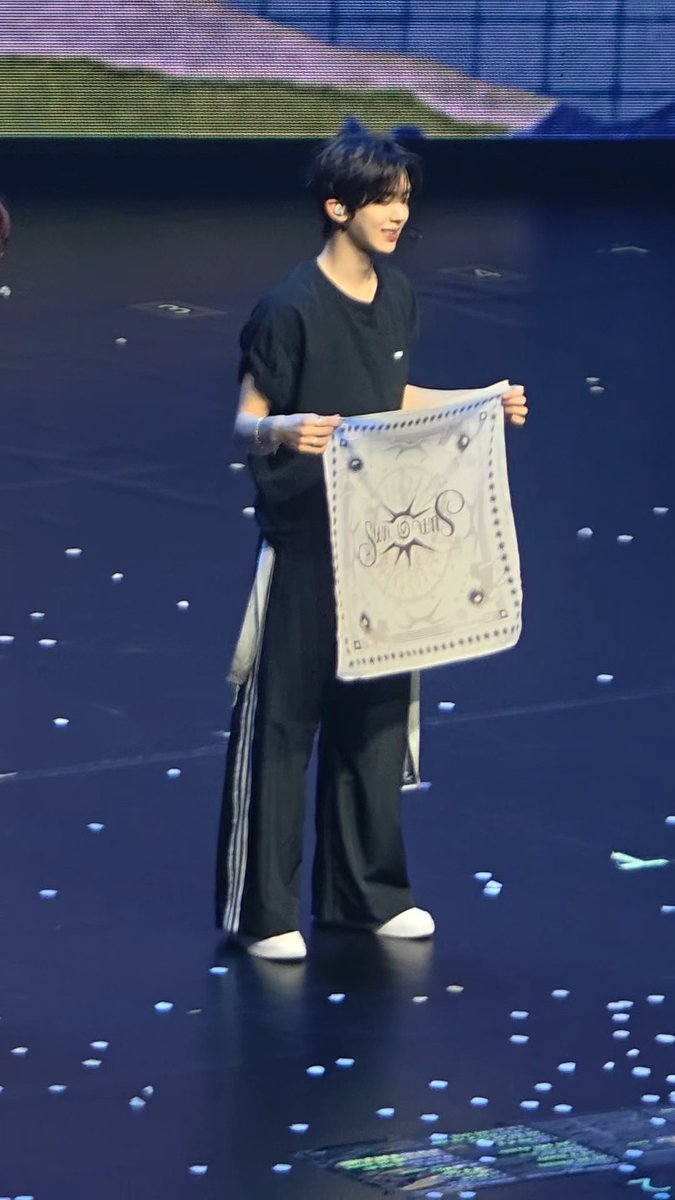 luhookona's tweet photo. 我好想我的这个傻子笨笨…哎…看完演唱会心里真的空空的好痛苦😭😭😭😭😭😭 https://t.co/YTVU8pBFhi