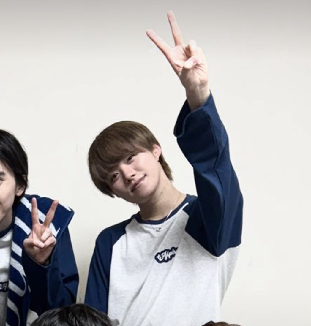 _yr520's tweet photo. こういう公演後の写真にも、不意に素の表情が見られるというか、この気を張っていない笑顔がとても刺さって抜けない😭 手を伸ばせば届きそうなくらい近くに感じるのに、ふっと消えてしまいそうな儚さがあって苦しくなる https://t.co/JCcjE2lGYW
