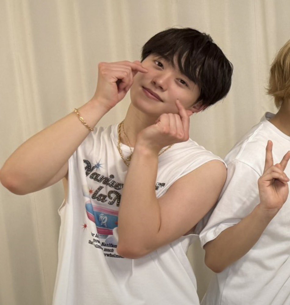 _yr520's tweet photo. こういう公演後の写真にも、不意に素の表情が見られるというか、この気を張っていない笑顔がとても刺さって抜けない😭 手を伸ばせば届きそうなくらい近くに感じるのに、ふっと消えてしまいそうな儚さがあって苦しくなる https://t.co/JCcjE2lGYW