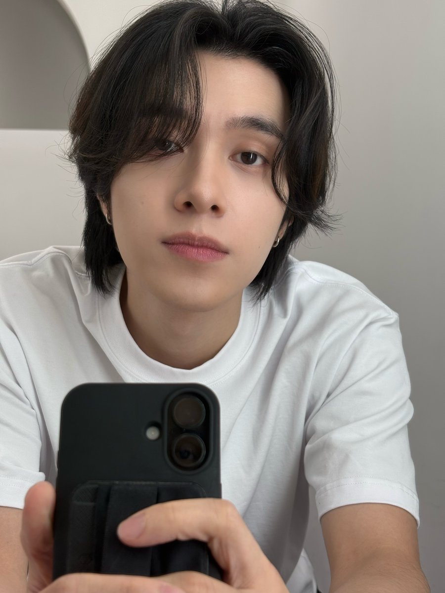 xiaojun_xdj's tweet photo. Hendery Instagram update

“Mirror mirror on the wall” https://t.co/OLEQ3o2spu