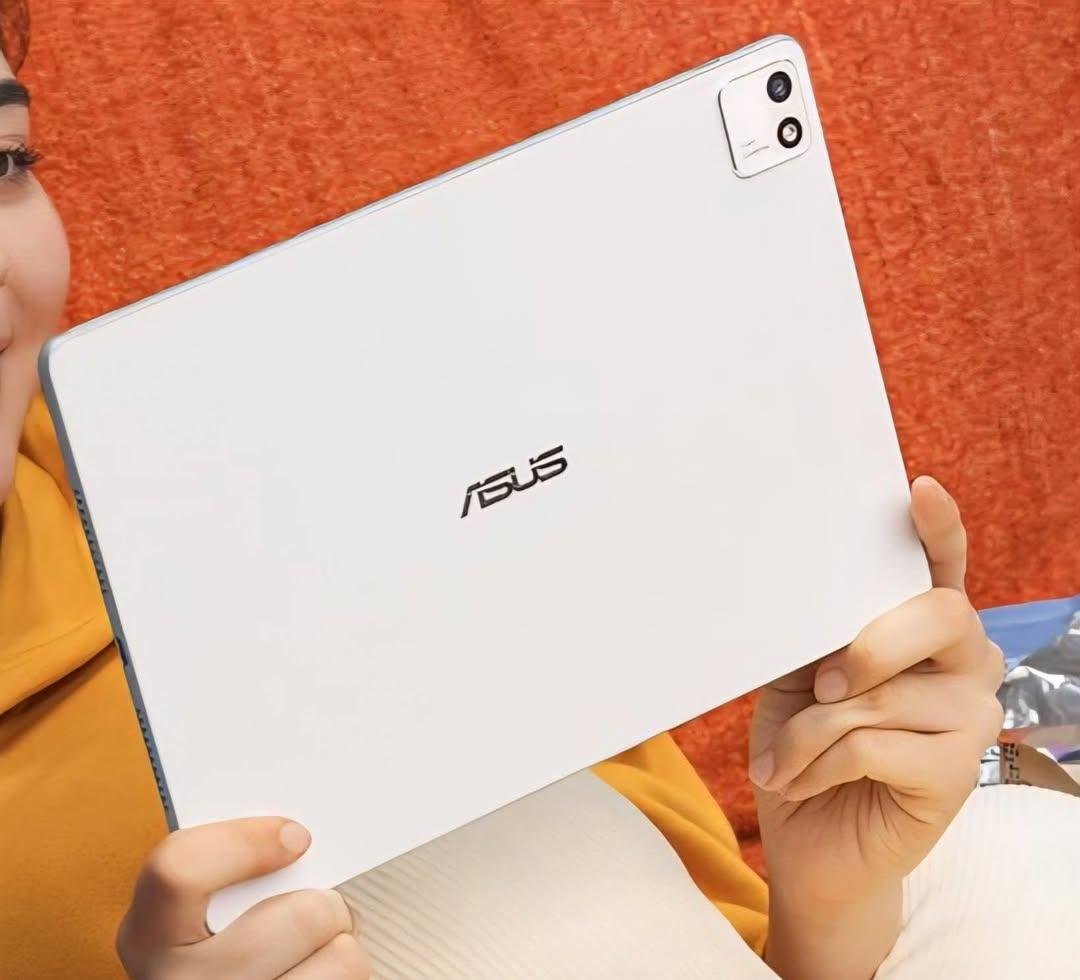 itsAmartech's tweet photo. ๐ ASUS Pad is officially here in India! ๐ฎ๐ณ
โจ 12.2" 2.8K 144Hz OLED Display
โก Dimensity 8300 Chipset
๐ 9,000mAh Battery (45W)
๐ธ 13MP Rear | 5MP Front
๐จ 6.5mm Thin | 523g | Wi-Fi 6E
๐ฐ Price:
โข 8GB+128GB: โน45,990
โข 8GB+256GB: โน49,990
#ASUS #techflames #TechNews https://t.co/aQpvmyLKyr
