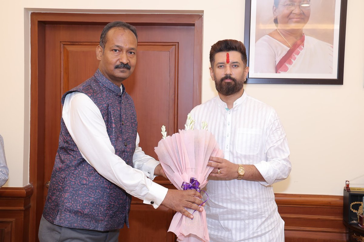 LJP4India's tweet photo. आज नई दिल्ली के पंचशील भवन में अधिवक्ता प्रकोष्ठ ,बिहार के प्रदेश अध्यक्ष श्री अमित किशोर सिन्हा जी ने राष्ट्रीय अध्यक्ष सह केंद्रीय मंत्री आदरणीय श्री @iChiragPaswan जी से मुलाकात की। https://t.co/miUQzVR9bp