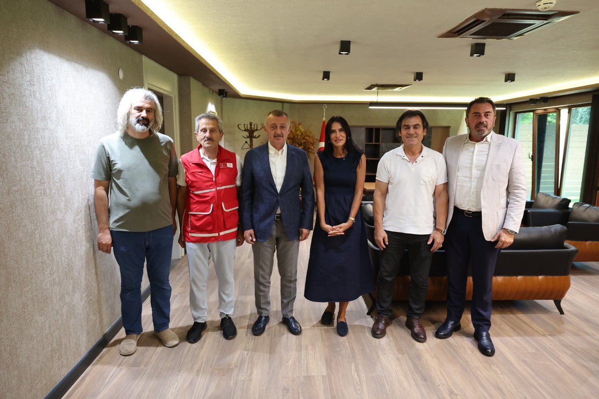 kizilay_bas's tweet photo. Türk Kızılay Başiskele Şubesi Yönetim Kurulu olarak; 
Kocaeli Büyükşehir Belediye Başkanımız Doç. Dr. Tahir Büyükakın'ı makamında ziyaret ettik. https://t.co/PXs1TAEIds