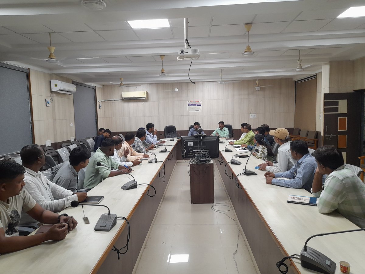 nizarprant's tweet photo. ભારે વરસાદ ને અનુંસંધાન માં નિજર કુકરમુન્ડા તાલુકા ના સઁકલન અધિકારીઓ સાથે જરૂરી તકેદારી રાખવા સૂચના આપવામાં આવી @CollectorTapi @revenuegujarat @CMOGuj @infotapigog24 https://t.co/YjEezEvSRA