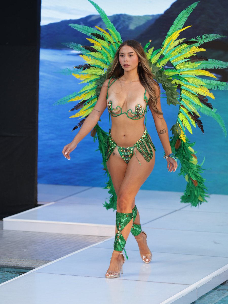darlaqueendom's tweet photo. Sophie Rain walked the runway with unmatched confidence. 🌿🔥 https://t.co/3cksu9Ua58