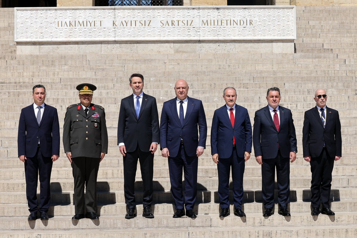 GermanosPeter's tweet photo. توجه رئيس الجمهورية اللبنانية إلى ضريح اتاتورك بأنقرة، حيث دون في السجل الذهبي :

أسجل تحية اجلال لرجل جسّد ارادة شعب، وحوّل الارض التي استرجعها الى جمهورية قائمة على المؤسسات. تجربة  اتاتورك تبقى مصدر إلهام، والشعب اللبناني الصديق للشعب التركي يرى في هذه التجربة مثالاً يحتذى. https://t.co/9Eo8cVUJno
