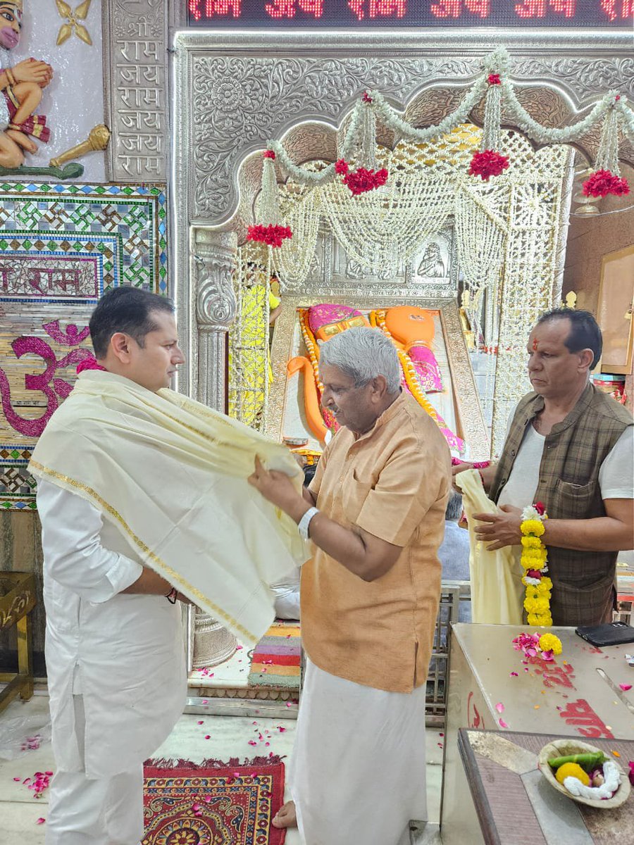 VaibhavGehlot80's tweet photo. कल शाम प्रसिद्ध श्री खोले के हनुमान जी मंदिर में दर्शन कर आशीर्वाद लिया तत्पश्चात आदरणीय श्री योगेश दाधीच जी (Retd IPS) के सेवानिवृत्ति समारोह के उपलक्ष्य में आयोजित सवामणी में शामिल हुआ। https://t.co/fw21hHleM5