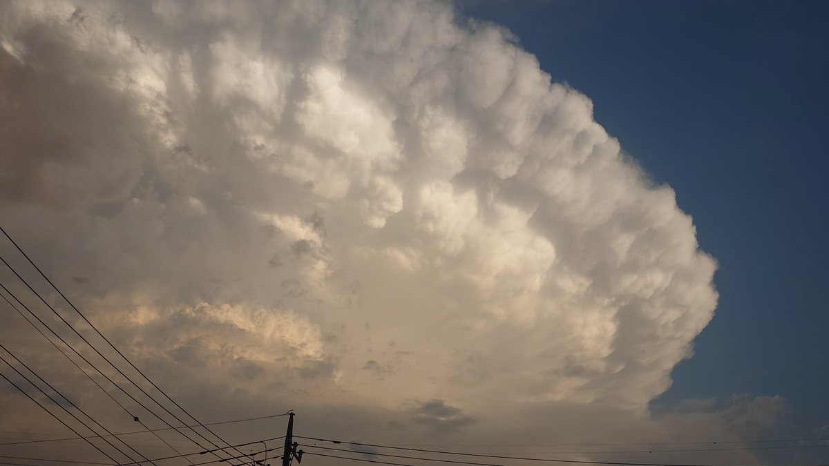jyo720's tweet photo. 大きな雲の端っこ https://t.co/zFMekM5CdS