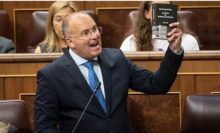 ElPadreDeBrian's tweet photo. A mí lo que me asombra mucho es la capacidad que tiene el PP para encontrar siempre a un portavoz más repugnante que el anterior. Que ya fue difícil en su momento superar a Rafa Hernándo. https://t.co/fmBTxPn0Ih