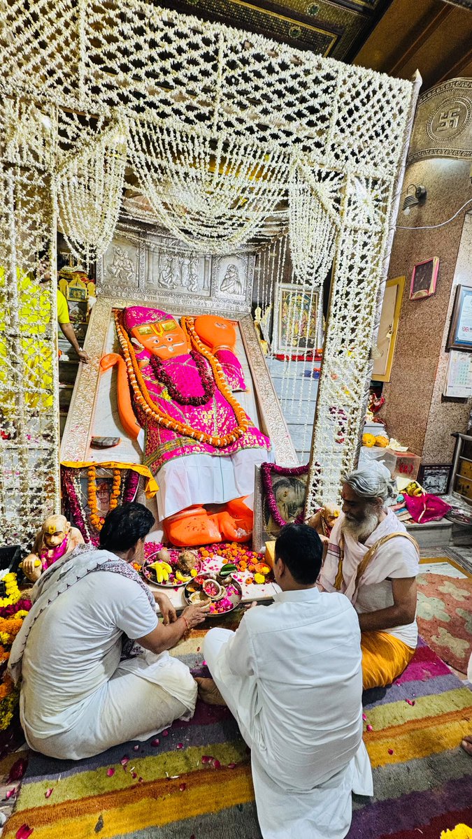 VaibhavGehlot80's tweet photo. कल शाम प्रसिद्ध श्री खोले के हनुमान जी मंदिर में दर्शन कर आशीर्वाद लिया तत्पश्चात आदरणीय श्री योगेश दाधीच जी (Retd IPS) के सेवानिवृत्ति समारोह के उपलक्ष्य में आयोजित सवामणी में शामिल हुआ। https://t.co/fw21hHleM5