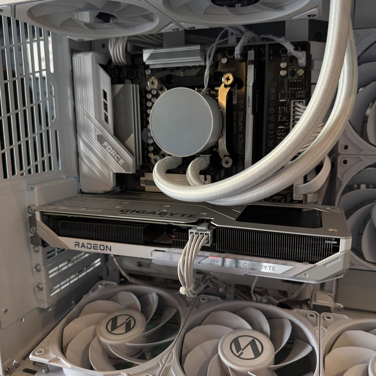 feehstore's tweet photo. تركيب تجميعة بي سي احترافية طالعة للعميل
المواصفات 

المعالج: R5 7600X
مذربورد: جيجابايت B850M Wifi6E DDR5
كرت الشاشة: جيجابايت RX9060 XT 16GB
الرامات: kingston 16GB DDR5 6400Hz
هارد: KLEVV 1TB M.2 5000MB/s
المبرد: Spear 17 everest 24mm ARGB
مزود الطاقة: Asus 750w
الكيس: Lian Li O11D mini v2