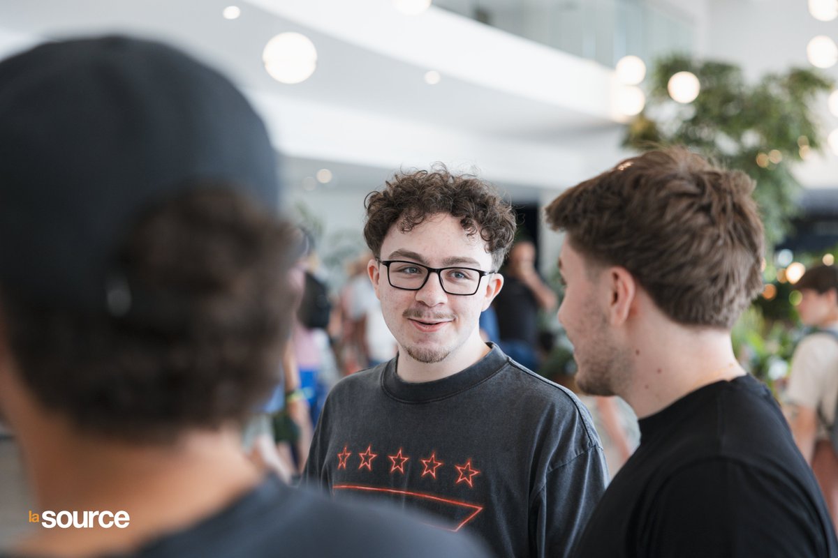 lasourcegg's tweet photo. 🇫🇷 Réunion d'ex-joueurs @GenOneEsports pour les playoffs d’un événement Tier 1 👏👏👏

📸 @CarolBrtd https://t.co/IbOq402H3S
