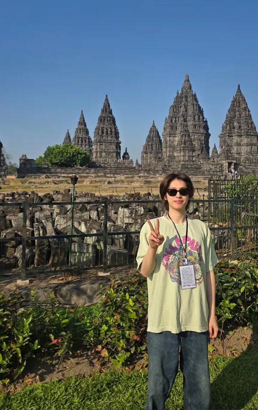 mintchocoeu's tweet photo. makasih bro bro udah prambanan......... (sambil menangis menunggu updatean prambanan dua bro lainnya) 😭😭😭😭 https://t.co/ep6ah8pwDN