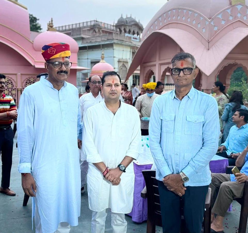 VaibhavGehlot80's tweet photo. कल शाम प्रसिद्ध श्री खोले के हनुमान जी मंदिर में दर्शन कर आशीर्वाद लिया तत्पश्चात आदरणीय श्री योगेश दाधीच जी (Retd IPS) के सेवानिवृत्ति समारोह के उपलक्ष्य में आयोजित सवामणी में शामिल हुआ। https://t.co/fw21hHleM5