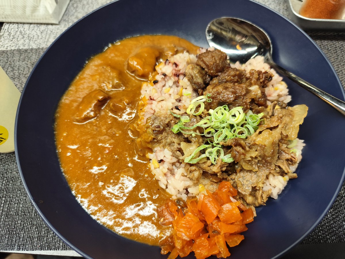 kan_ruka's tweet photo. 神戸の街で最後に食べたのはKOBE CURRY NIKOの神戸カレー🍛
ぼっかけ＋あいがけのカレーで、すごい煮込んだホロホロの肉がたっくさん入っててほんと美味しかった！今回の旅行中に食べた中で一番美味しかったかも！
これは次に三ノ宮来たとき絶対リピ確定ですな！
 #KOBECURRYNIKO  #神戸カレー https://t.co/iuDJWCLrc4