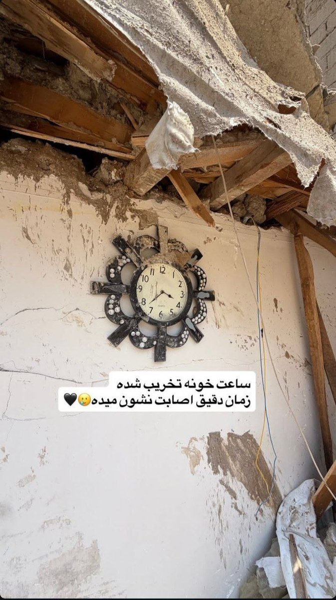 zamami1384's tweet photo. آوار شاید روزی کنار برود، اما تصویر اسباب‌بازی‌های بی‌صاحب از حافظه این سرزمین پاک نخواهد شد.
#قشم_جان_ایران https://t.co/9vLUoqvEx2