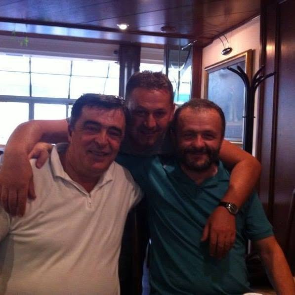njpetrovicc's tweet photo. Priča iz Sarajeva

Postoje ljudi koji svojim životom napišu više nego što bi ikada mogla bilo koja knjiga. Moj prijatelj Amir Reko @amir_reko je jedan od njih.

Mnogi znaju njegovu priču. Bio je oficir JNA, a potom oficir Armije Republike Bosne i Hercegovine. U junu 1992. godine, svega nekoliko dana nakon što je saznao da su mu pripadnici jedne srpske paravojne formacije u rodnom selu žive spalili majku i još šest članova porodice, našao se pred odlukom koja razdvaja obične ljude od velikih.

Dobio je naređenje da napadne selo u kojem su živeli srpski civili i vojnici. Amir je to odbio, rizikujući svoj život. Sprečio je i drugu brigadu da to učini. Umesto osvete, izabrao je život. Tog dana spasio je četrdeset osam Srba: vojnika, žena, dece i staraca. Nije ih delio po veri ni naciji. Video je samo ljude.

Kasnije će o njemu biti snimljena i emisija „Čov(je)k“ kad ga je ugostila @TVojtehovski . Za ovu emisiju, Rade Šerbedžija mi je, kroz suze, rekao da je najbolja filmska priča koju je u životu video i predlažem vam da je pogledate na linku https://t.co/UnK4myw6h5.

Ali ovo nije priča samo o Amiru.
Drugi moj veliki prijatelj je Sejo Muhić, Bošnjak iz okoline Tuzle. I on je nosio uniformu Armije BiH. I on je, u vreme kada je bilo najlakše mrzeti, čuvao svoje komšije Srbe. Desetine njih spavale su u njegovoj kući i u njegovom dvorištu, jer su jedino tamo bili bezbedni.

Njih dvojica se nisu poznavala.
Upoznao sam ih preko Facebooka.
Kada je Sejo saznao ko je Amir, bio je iskreno oduševljen. Rekao mi je da takvi ljudi vraćaju veru u čoveka.
Sejo i ja smo, inače, imali naš način da se šalimo.

Ja njemu:
– Gde si, Balija? Jesi li našao đedovu ikonu na tavanu?

On meni bez sekunde razmišljanja:
– Đe si, Čedo? Jesi li saznao koji ti je Osmanlija pradedo?

Ko nas ne poznaje, pomislio bi da ćemo se pobiti, a zapravo, to je izraz izuzetnog prijateljstva. 

Amir me je često zvao u goste u Sarajevo.
– Dođi, brate.

Dogovorimo se da provedem vikend kod njega i njegove divne supruge Azre. 

Nekoliko dana ranije kažem Seji da idem. Na trenutak je zaćutao.

– Eh... voleo bih i ja da budem tu.
– Pa dođi, Balija! Šta je to za tebe?

Nasmejali smo se i završili razgovor.
Posle toga ga nije bilo na Facebooku.
Pomislih, posao, obaveze, život.
U petak veče odem u Sarajevo.
Sutradan, u subotu, sedimo Amir, ja i nekoliko naših prijatelja u jednom velikom sarajevskom restoranu. Toliko je bio pun da slobodne stolice nije bilo. Atmosfera odlična. Okrenuli sedam-osam tura. Priče, smeh, zdravice...

Negde između pesme i smeha zazvoni mi Viber.
Sejo.

– Đe si, Čedo?
– Evo me s Amirom, pičko balijska! Što nisi došao?
– Ja doš'o, ba. Evo me na Koševu.

Nasmejem se.
– Ma hajde...

Nisam mogao da poverujem da je čovek prešao više od hiljadu kilometara iz Francuske samo da bi sa nama popio jedno piće.
Pita me u kom smo restoranu.
Kažem mu.
Spustim telefon.

– Amire, ovaj ludak kaže da je došao.
Amir me gleda.
– Ma nije valjda...
Nekoliko minuta kasnije vrata restorana se otvaraju.
I ulazi Sejo.

U tom trenutku kao da je ceo restoran nestao.
Video sam samo njega.
Ne znam kako da objasnim taj osećaj. Bio sam srećan kao dete. Toliko srećan da mi se stegao grlo. Ni najrođeniji ne bi prevalio toliki put samo da popije jedno piće sa mnom. A on jeste.
Ustao sam naglo.
Krenuo prema njemu, onako pripit, potpuno zaboravivši gde se nalazim.
I iz sveg glasa viknuo:

– Đe si, Balija! Dođi da se tri puta poljubimo, kako su nam se i đedovi ljubili!

On, širokog osmeha, raširio ruke.
– Jašta, Čedo! Tri puta!

I baš u tom trenutku...
Kao da me neko polio ledenom vodom.
Sarajevo.
Pun restoran.
Desetine ljudi.
Ja upravo iz sveg glasa viknuo ono što bi neko mogao da shvati kao najgoru uvredu.
Otreznio sam se u sekundi.
Srce mi je udaralo kao ludo.
Pomislio sam:
"Sad će neko da ustane."
"Sad leti flaša."
"Sad će nastati haos."

Grlimo se nas dvojica, ljubimo tri puta, a ja krajičkom oka gledam oko sebe, očekujući najgore.

I onda...

Iza mojih leđa začujem glas jedne prelepe Sarajke koja je sedela sa mužem.

– Je l' kod vas, Srba, sve po tri puta?
Napravila je kratku pauzu.
– Ako jeste... odmah da se preselim tamo!

Restoran eksplodira od smeha.
A njen muž, mrtav ozbiljan, dobaci:

– Evo ti je, jarane... vodi je! Oprostićemo vam i opsadu Sarajeva!

Smeh postaje još glasniji.
Meni pade kamen sa srca.

A onda, kao da je neko otvorio slavinu dobrote.
Sa drugih stolova stižu šale.
Dobacivanja.
Osmesi.
Pozdravi.
Konobari donose ture pića koje su nam platili potpuno nepoznati ljudi.
Te večeri niko nije gledao ko je Srbin, ko je Bošnjak.

Gledali su samo trojicu prijatelja koji su dokazivali da prijateljstvo može biti jače od rata, jače od politike i jače od svega što nas je godinama učilo da se plašimo jedni drugih.
Često ljudi pitaju gde još postoji ono pravo Sarajevo.
Ja znam odgovor.
Znam da sam ga te večeri video.
Video sam ga u osmehu nepoznate žene.
U šali njenog muža.
U ljudima koji su nam slali piće.
U Amiru koji je spasio Srbe onda kada je imao najviše razloga da ih mrzi.
U Seji koji je čuvao svoje srpske komšije kada je to bilo najopasnije.
I u jednom zagrljaju, uz povik "Đe si, Balija?" i odgovor "Jašta, Čedo!", koji nije nosio ni trunku mržnje, već samo ljubav koju mogu da razumeju ljudi koji su jedni druge upoznali kao ljude, a ne kao pripadnike naroda.

Zato i danas verujem da istoriju ne menjaju oni koji najglasnije viču.
Menjaju je ljudi poput Amira.
Ljudi poput Seja.
I svi oni anonimni Sarajlije koji su te večeri pokazali da je humor ponekad najlepši oblik pomirenja, a gostoprimstvo najjači odgovor na predrasude.

Takve večeri se ne zaboravljaju.
Takve večeri vraćaju veru da na ovim prostorima još ima nade.

Ovo je slika sa tog druženja.