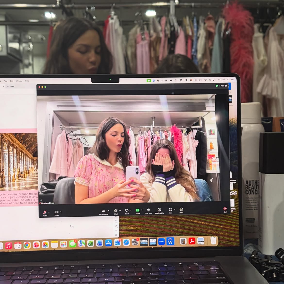 LiviesHQ's tweet photo. snap a selfie if you're still streaming #YouSeemPrettySadForAGirlSoInLove 📸 https://t.co/YybfkaUWbx