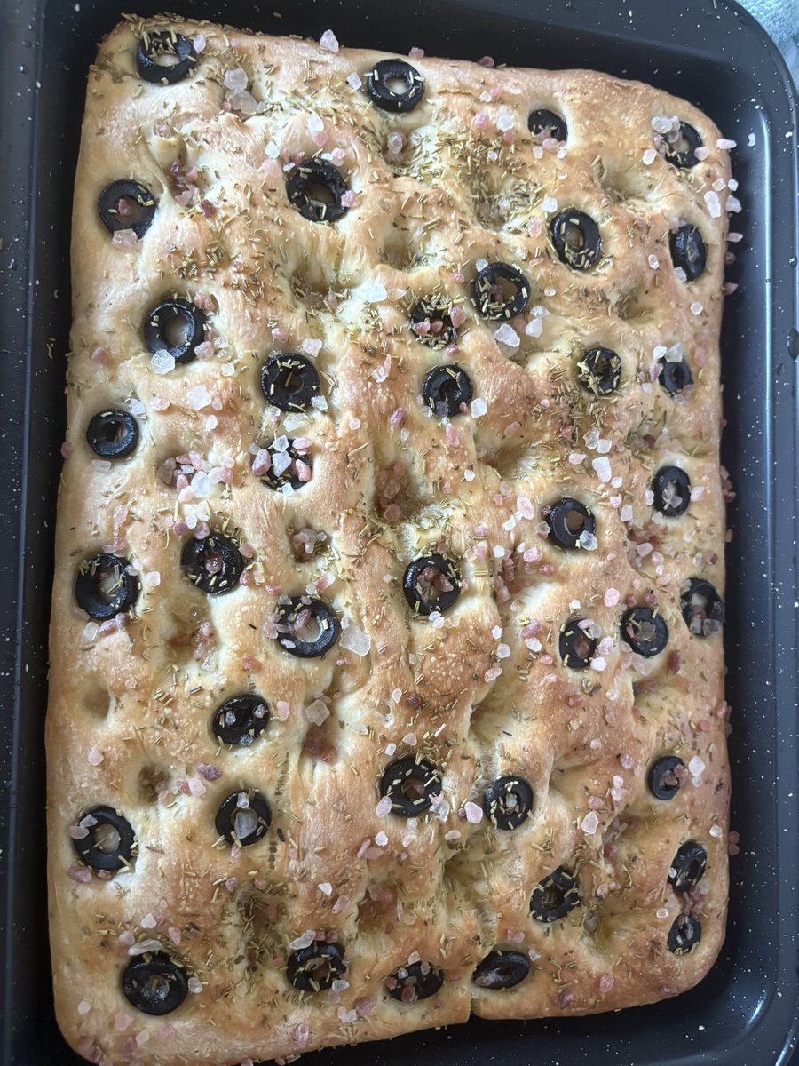 0_24cm's tweet photo. focaccia for everyone https://t.co/8oL93U4iDv