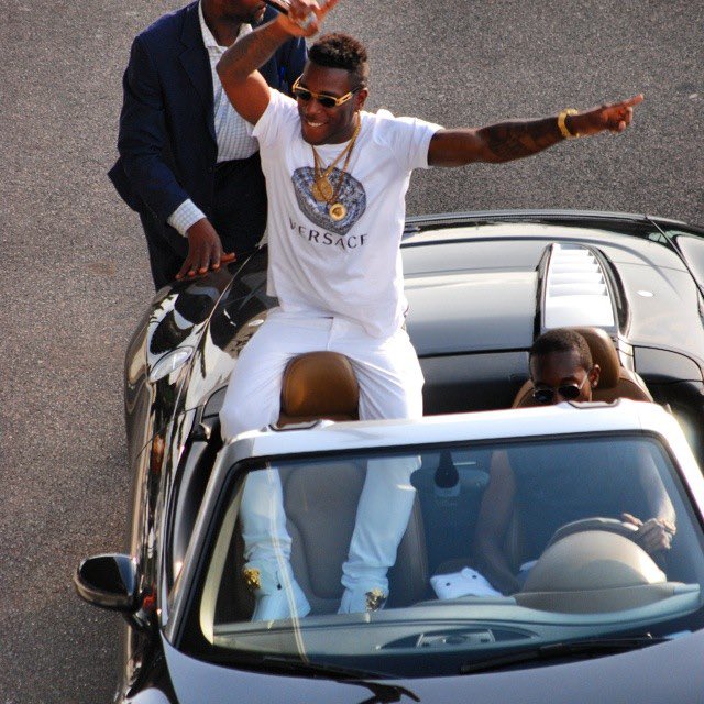 Toluwase_x's tweet photo. Versace from Head to Toe. #TbT https://t.co/wNUJiAZ6Rt