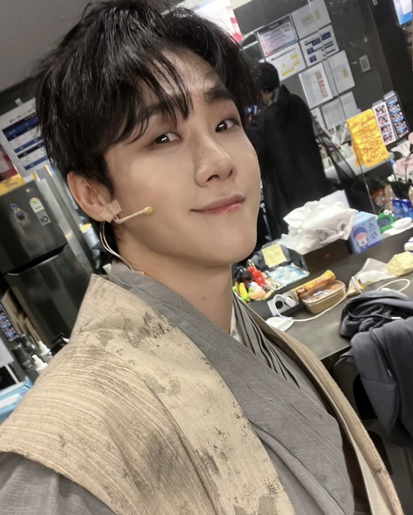dongwugui's tweet photo. 어깨에 어둑시니는 키우시는건가요?
   ㄴ아 깜짝이야 뭐야이거 https://t.co/j10WAj5lwk