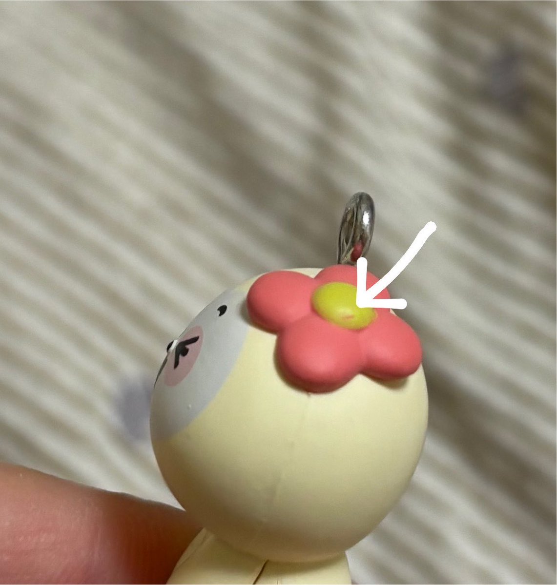 o7_myn_'s tweet photo. @1iTrsJazTlHDcxK 頭の後ろの方に黄色の線、お花の真ん中に小さなキズ、ネームタグに初期スレ等ございます🙇‍♀️
大阪公演の時にガチャガチャをして1週間ほどだけ部屋に飾ってあとはケースにしまっておりました🙇‍♀️お花の真ん中はその飾ってる際にもしかしたらできてしまったものかもしれません。

写真のご確認お願いします🙇‍♀️ https://t.co/JXAVkltGEd