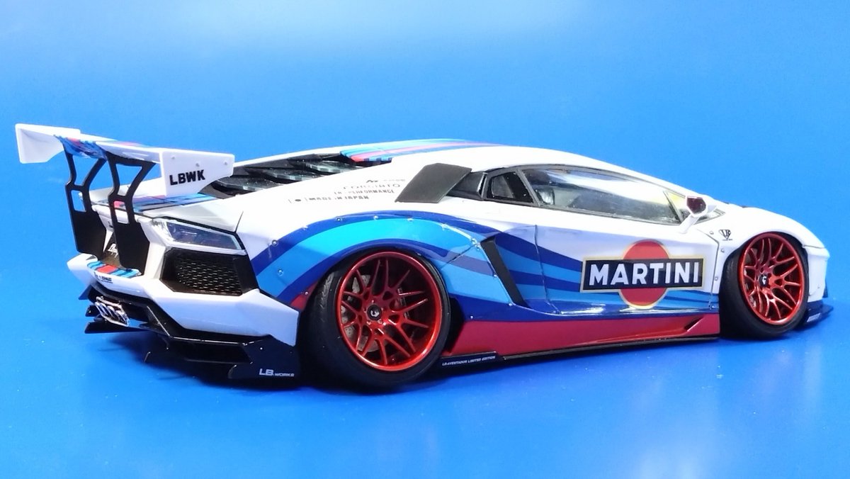 yos_kaw's tweet photo. アオシマのLBアヴェンタドール・マルティニカラー、きちんと撮影しました。Ver.1のキットに対応のSKデカールで作っています。大きくは弄ってませんが、オーバーフェンダーのリベットをインセクトピン1番で打ち替えています。厳密に言えばLBデモカーはVer.2エアロなんで「なんちゃって」なのかも(笑) https://t.co/nxxuzXw7bR