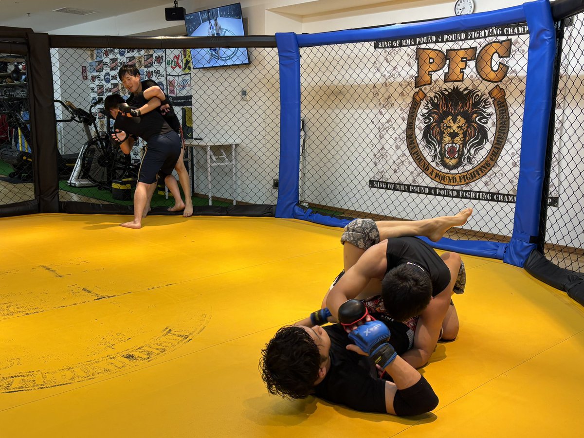 pod_gym's tweet photo. 木曜日寝技&amp;MMA🥊
試合まであと4日！！ジムの熱気も高まってます🔥
やる気とパワーと元気に溢れたとてもいい練習ができました🤩
今日も練習ありがとうございました！
⁡
#パワーオブドリームジム #総合格闘技
#MMA #PFC41 #必殺技教えます https://t.co/Pv7vD6h0KE
