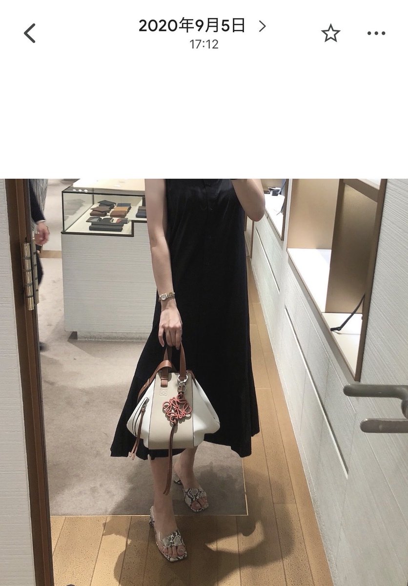 bnbmboom's tweet photo. ロエベのハンモック最後持ったのいつなんだろうって気になって遡ったら2022年だった...しかも買ったの2020年だった…
コロナが始まってコロナが終息する前に流行り終わってて泣いた
マスクと服装が時代感じる https://t.co/wu7rYFBbcI