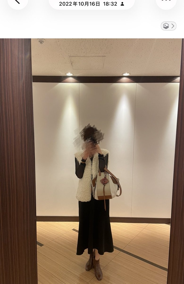 bnbmboom's tweet photo. ロエベのハンモック最後持ったのいつなんだろうって気になって遡ったら2022年だった...しかも買ったの2020年だった…
コロナが始まってコロナが終息する前に流行り終わってて泣いた
マスクと服装が時代感じる https://t.co/wu7rYFBbcI