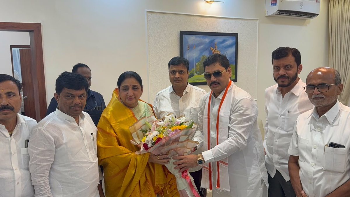 dhananjay_munde's tweet photo. 📍शासकीय विश्रामगृह, बीड
राज्याच्या उपमुख्यमंत्री तथा बीड जिल्ह्याच्या पालकमंत्री आदरणीय श्रीमती सुनेत्रा वहिनी अजितदादा पवार या आज विविध शासकीय बैठकांच्या अनुषंगाने बीड येथे आल्या असता त्यांचे स्वागत केले.
#Beed
#DPDC
#DMUpdates https://t.co/AhMrtJD3w2
