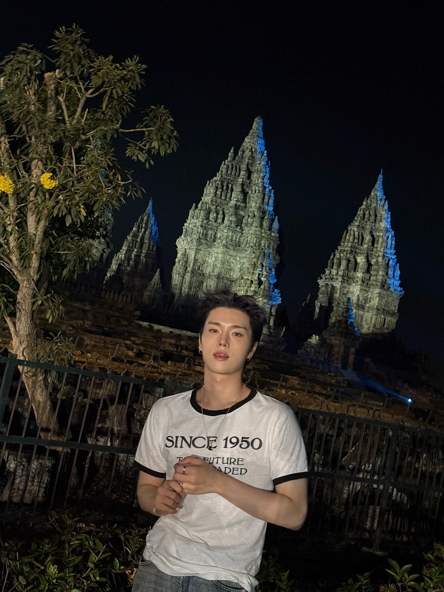 doodooloocoo's tweet photo. tour guide-nya                                 yang study tour https://t.co/0y4mAE33C0