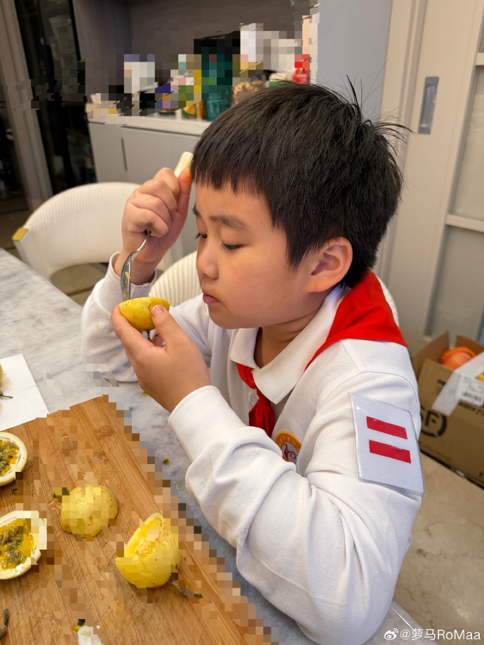 InellLedyard's tweet photo. [Today’s fun: baking mini muffins with my kid  – messy hands + sweet memories = perfect!]， https://t.co/Fm83e5jVRX