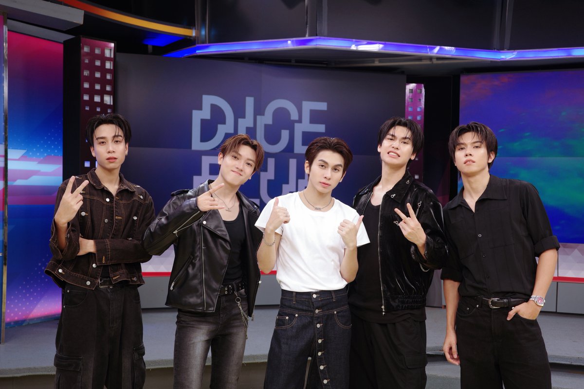 DICE_SONRAY's tweet photo. ขอบคุณรายการ #ข่าวสามสี ที่ต้อนรับพวกเรา #DICEBLUE เป็นอย่างดีนะครับ ดีใจมากที่วันนี้ได้มาพูดคุย และแบ่งปันเรื่องราวของเพลง ‘ลองกอด (smoke)’ แถมยังได้โชว์แบบเต็ม ๆ ผ่านทางจอแก้วอีกด้วย สนุกมาก ๆ เลยครับ ✨📺🌀

สามารถรับชมย้อนหลังได้ทาง YouTube : ครอบครัวข่าว3 👇🏻
🔗 : https://t.co/zGqyDbuuTX

#เดินสายลองกอด
#DICEBLUE_ลองกอด
#DICE_SONRAY
#SONRAYMUSIC