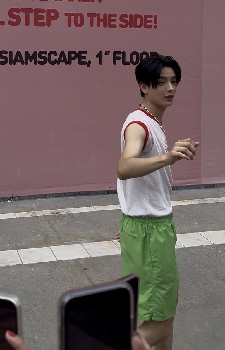 nspsrswc021291's tweet photo. รีวิวพาแฟนไปดูน้องบัส

ฮีเมนไทยแต่วันนี้คือฟินขุนมาก เอนดุขุนสุดๆ บอกว่าเหมือนตุ๊กตาเลย ตุ๊กตากระเบื้องเคลือบอ่ะ ชั้นแบบ ห้ะ คือไรวะ5555555 แล้วฮีถ่ายมาแต่ขุน คือฟินฮีหล่ะ แต่การ์ดที่กระเป๋าเป็นน้องไทย เออจึ้งเกิน ความรุ้สึกตอนมองเหมือนเห็นคำว่า “look of love” แปะปั้ง ชั้นตกกระป๋องให้น้องตุ๊กตากระเบื้องเคลือบละ
