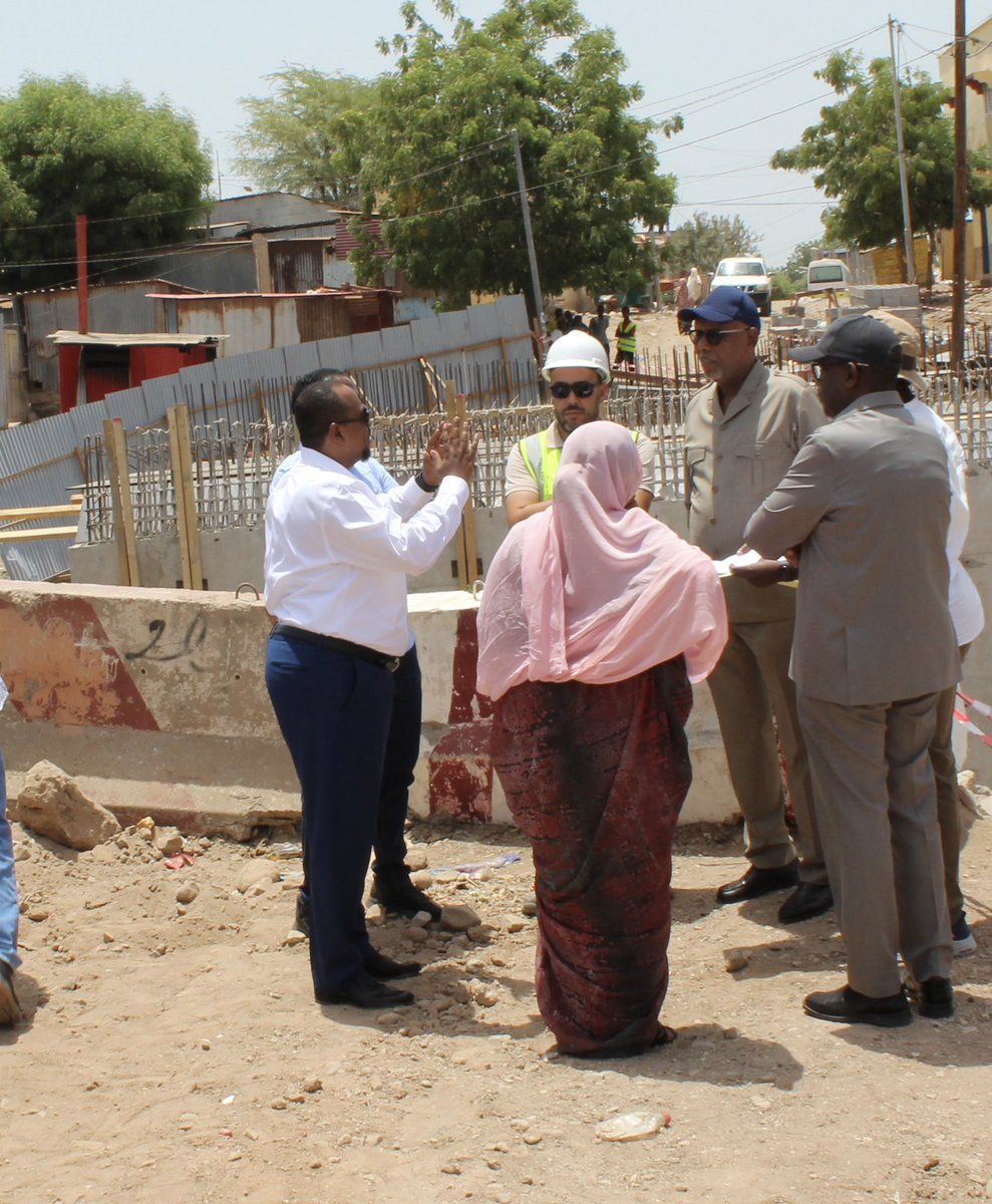 Ilyasdawaleh's tweet photo. #Djibouti
 Jeudi sur le Terrain à Balbala et sous 44°C pour inspecter. 
Les Travaux d’infrastructures urbaines avancent bien.
Beaucoup de routes, ponts, équipements sociaux Balbala Caadi, 13 bergers, Qaraawil, Xariirad(Harirad). 
Que Chacun prenne ses responsabilités:
- Défaillance des uns
- incivisme et indiscipline des autres.