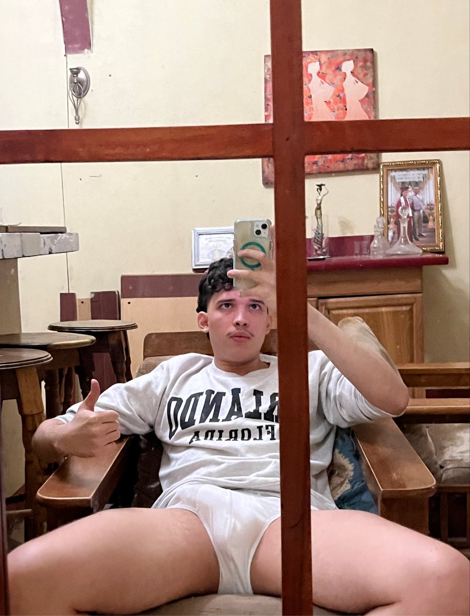 cr1ms0nw1tch's tweet photo. tome asiento https://t.co/20PqBUnKe9
