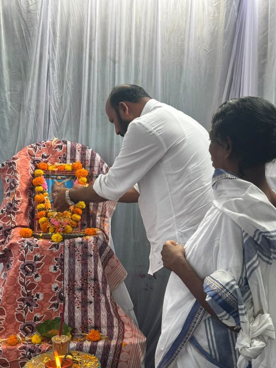 Bapu4Talcher's tweet photo. ତାଳଚେର ତାଳଚେର ପୌରପରିଷଦ ଅନ୍ତର୍ଗତ ୧୮ ନମ୍ବର ୱାର୍ଡର କେନ୍ଦୁବଣିଆ ସାହି ର ବିଜୁ ଜନତା ଦଳର ସକ୍ରୀୟ କର୍ମୀ ରାଜୁ ନାଏକଙ୍କ ପିତା ୰ବିଦ୍ୟାଧର ନାଏକଙ୍କ ଏକାଦଶ କର୍ମରେ ଯୋଗଦେଇ ଶ୍ରଦ୍ଧାଞ୍ଜଳି ଅର୍ପଣ କରି ଅମର ଆତ୍ମାର ସଦଗତି କାମନା କରିବା ସହ ଶୋକସନ୍ତପ୍ତ ପରିବାର ବର୍ଗଙ୍କୁ ସମବେଦନା ଜଣାଇଲି । https://t.co/gu4n7I0tdU