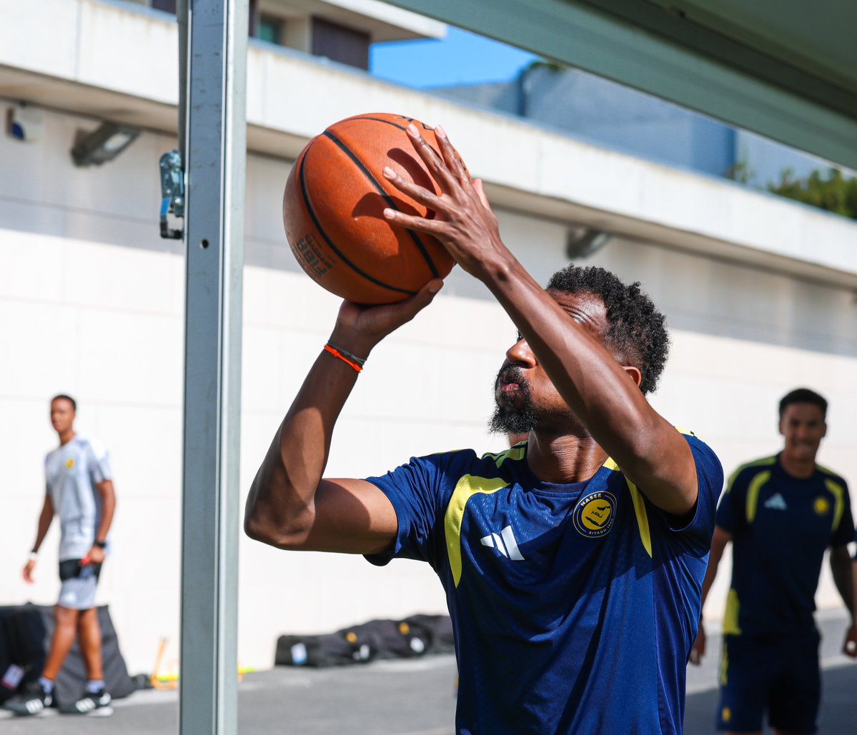 AlNassrFC_EN's tweet photo. A new challenge 🏀💛 https://t.co/oOtjqDNUDX