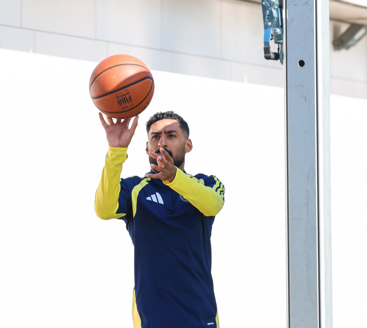 AlNassrFC_EN's tweet photo. A new challenge 🏀💛 https://t.co/oOtjqDNUDX