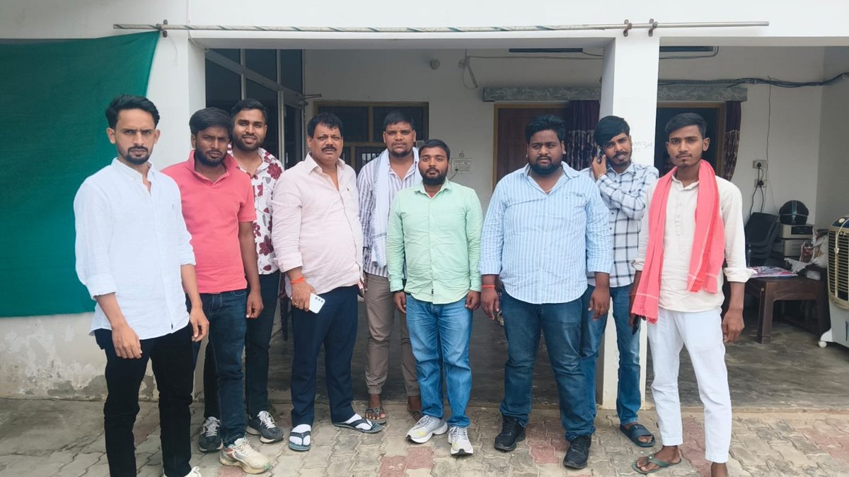 AnilKumarYada_v's tweet photo. अपने कार्यालय पर प्रिय युवा साथियों से स्नेहपूर्ण मुलाकात हुई।
आप सभी साथियों का यह स्नेह और विश्वास हमें और अधिक ऊर्जा के साथ कार्य करने की प्रेरणा देता है।

समाजवादी पार्टी जिंदाबाद युवा शक्ति जिंदाबाद 
@yadavakhilesh @palshyamLalsp https://t.co/FZdyuX2BIM