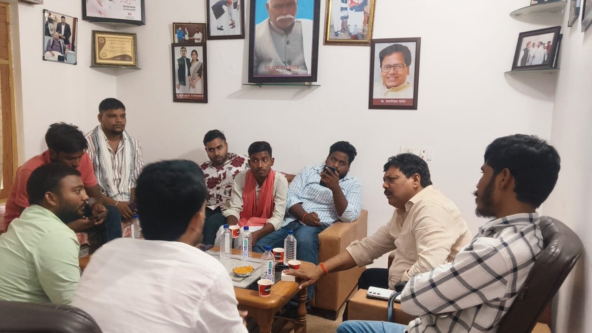 AnilKumarYada_v's tweet photo. अपने कार्यालय पर प्रिय युवा साथियों से स्नेहपूर्ण मुलाकात हुई।
आप सभी साथियों का यह स्नेह और विश्वास हमें और अधिक ऊर्जा के साथ कार्य करने की प्रेरणा देता है।

समाजवादी पार्टी जिंदाबाद युवा शक्ति जिंदाबाद 
@yadavakhilesh @palshyamLalsp https://t.co/FZdyuX2BIM