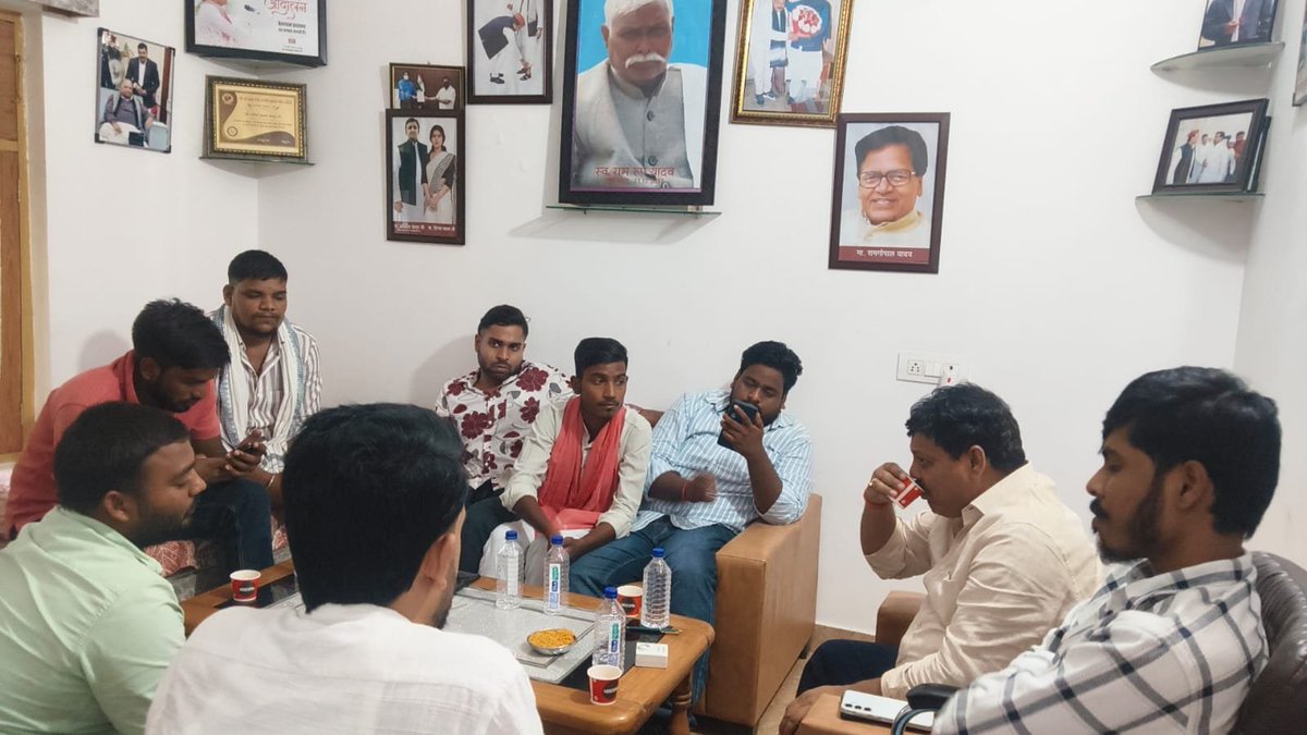 AnilKumarYada_v's tweet photo. अपने कार्यालय पर प्रिय युवा साथियों से स्नेहपूर्ण मुलाकात हुई।
आप सभी साथियों का यह स्नेह और विश्वास हमें और अधिक ऊर्जा के साथ कार्य करने की प्रेरणा देता है।

समाजवादी पार्टी जिंदाबाद युवा शक्ति जिंदाबाद 
@yadavakhilesh @palshyamLalsp https://t.co/FZdyuX2BIM