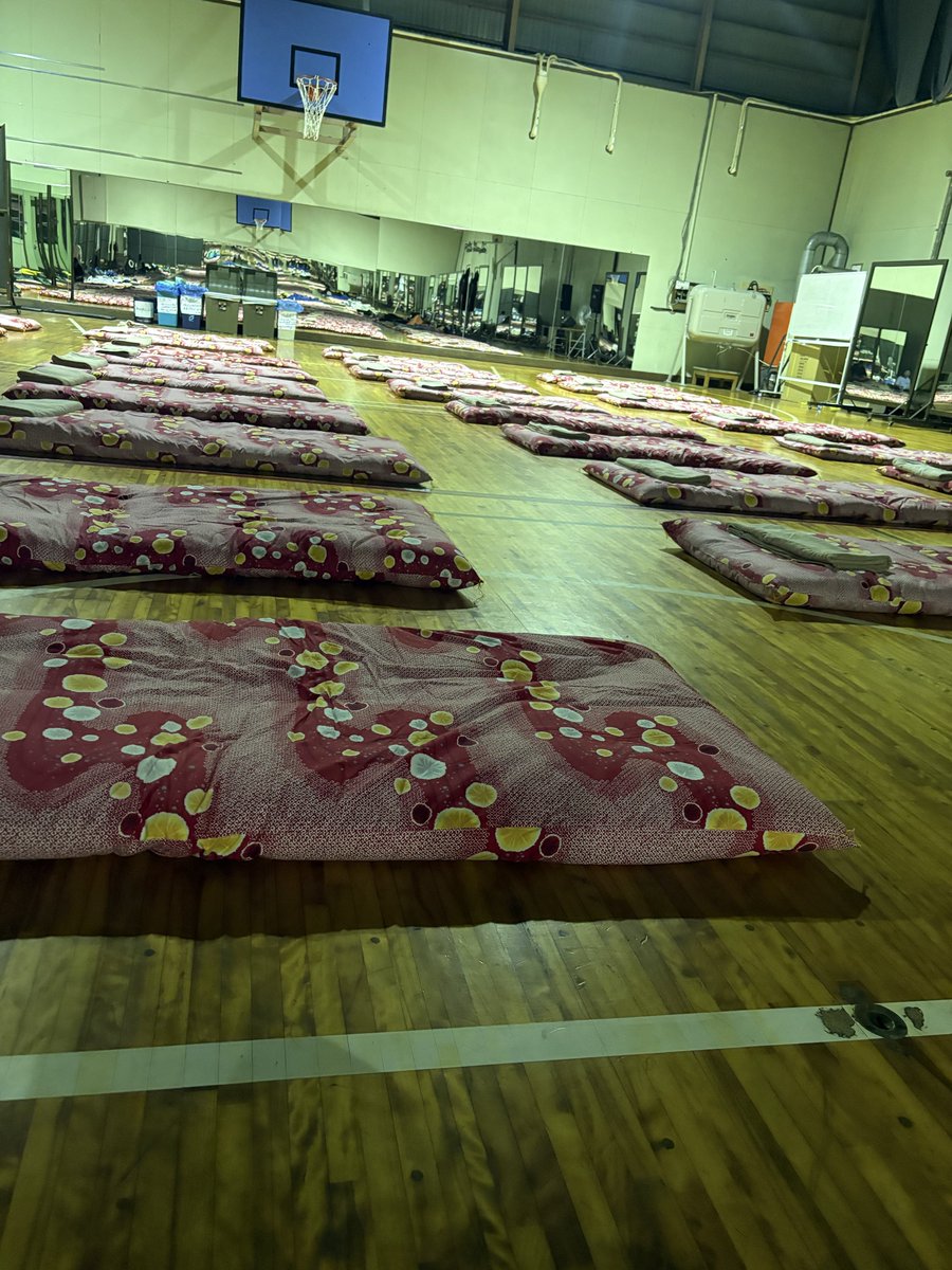 konamisso's tweet photo. 初めての体育館雑魚寝休憩プラン。
ピラミッドガーデンの近くだったのは良かった◎
施設の風呂は利用不可。
壁にコンセント数箇所あり。
せんべい布団、誰か歩くと床がドスドス言う、常に明るくて耳栓とアイマスクがあってもセンシティブスリーパーには過酷な環境。
テントの方が私には合ってた… https://t.co/bLZ9oAVeNA