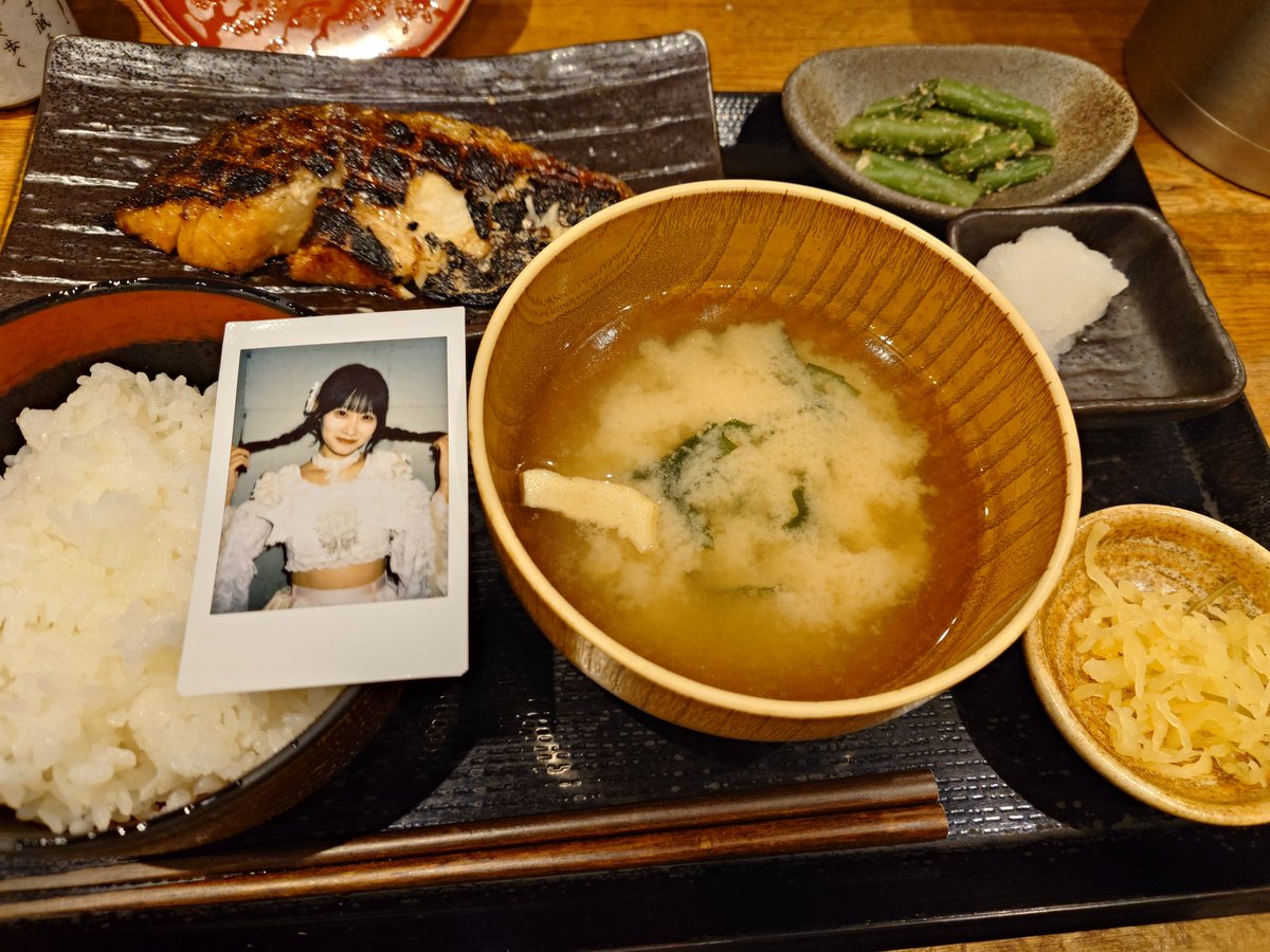 fever777zz's tweet photo. るるちゃんが昼前に
「今日はお寿司食べたい」
って呟いてるのを見て、
晩ご飯お寿司にしようかなー、って思ったんだけど会社出ようとした直前にすんげぇドカ雨降ってきて一気にテンション下がった…

渋谷で健康食？(寿司も魚だけどね…)にチェンジ

🩷 #聖杏華 #きょかたんズ https://t.co/nfB7vW2BtK