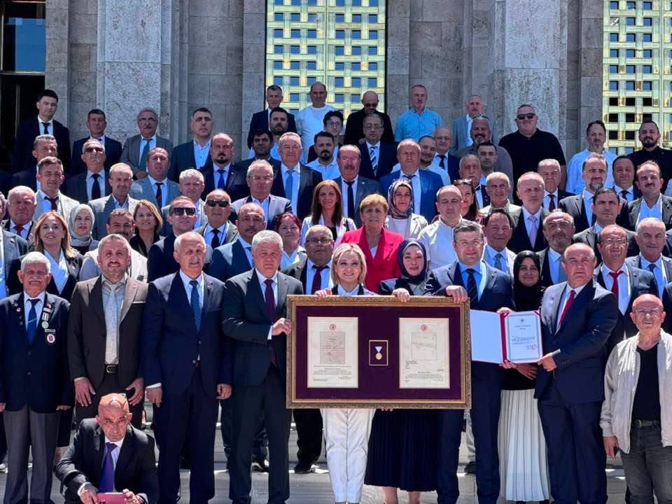 esatkalay's tweet photo. KASTAMONU ; 🇹🇷

Şerife Bacının Torunları ;

İnebolu'muz ikinci İstiklal Madalyasını teslim aldı. 

Bu vesileyle İstiklal Mücadelemizin tüm kahramanlarını, tüm şehit ve gazilerimizi rahmet ve minnetle yad ediyorum…

#İnebolu #İstiklalMadalyası

@abdullahozdemir 
@MeftunDalli https://t.co/tHxq5a45Ms