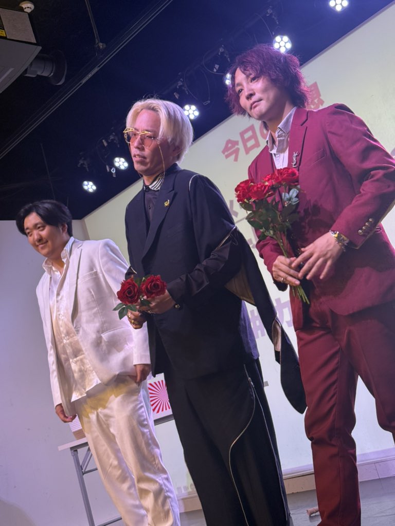 sky1107's tweet photo. ネタも企画もトークも全部を見れた感じあって凄く楽しかった
ネタ3回やって全部立ち位置変えてくれたの凄く嬉しかった!!
どの席に座っても3人の表情とか動き見れるの最高！
立ち位置を固定してないからこそ他では見れない楽しさ!!
 #カリスマ3 https://t.co/dfQeUFYTkw