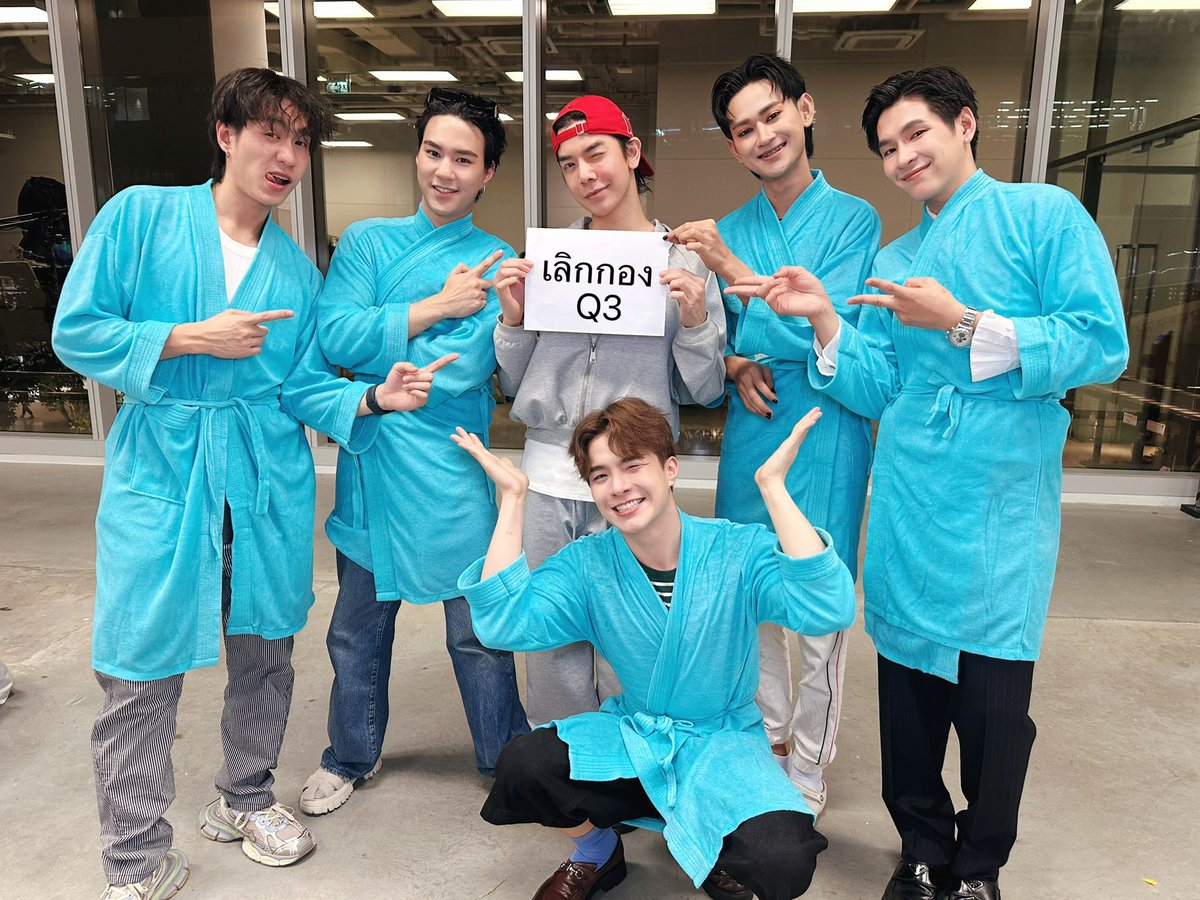 glamdeptoffice's tweet photo. ⌚️20:00 เลิกกอง Q3 
บอกเลยว่าวันนี้วอทส์กันทั้งวัน ใครไม่วอทส์์์ออกจาก Gang เราไปได้เลย 

ก็ยังไม่มีใครยอมกลับบ้านเหมือนเดิม เจ๊เริ่มสงสัยแล้วกองนี้มันมีอะไร🤔 ดาราไม่มีใครกลับบ้านแถมมีคนไม่มีคิวมาหาที่กองอีกเจ๊งงมากกก

Glam Dept Q3
#ออฟฟิศติดแกลมQ3 https://t.co/tJMeniewXu